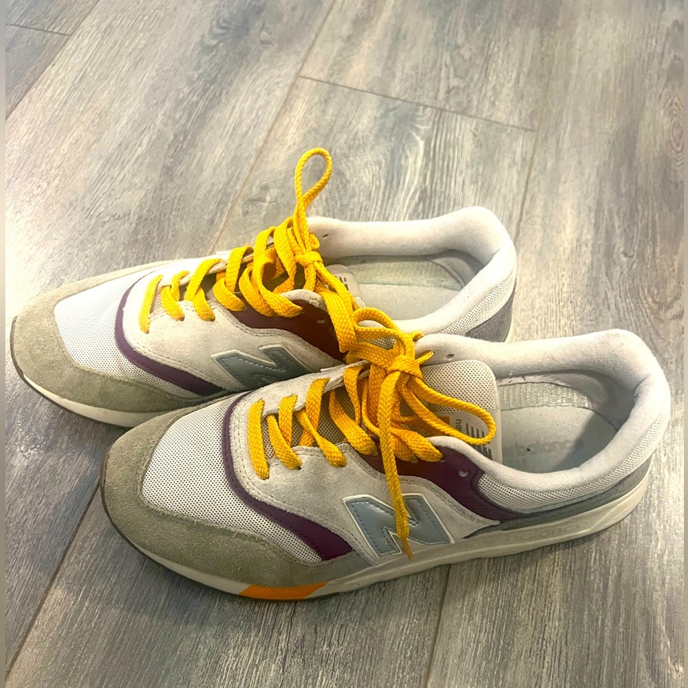 New Balance Womens 997 sneakers, comfy, lots of life left